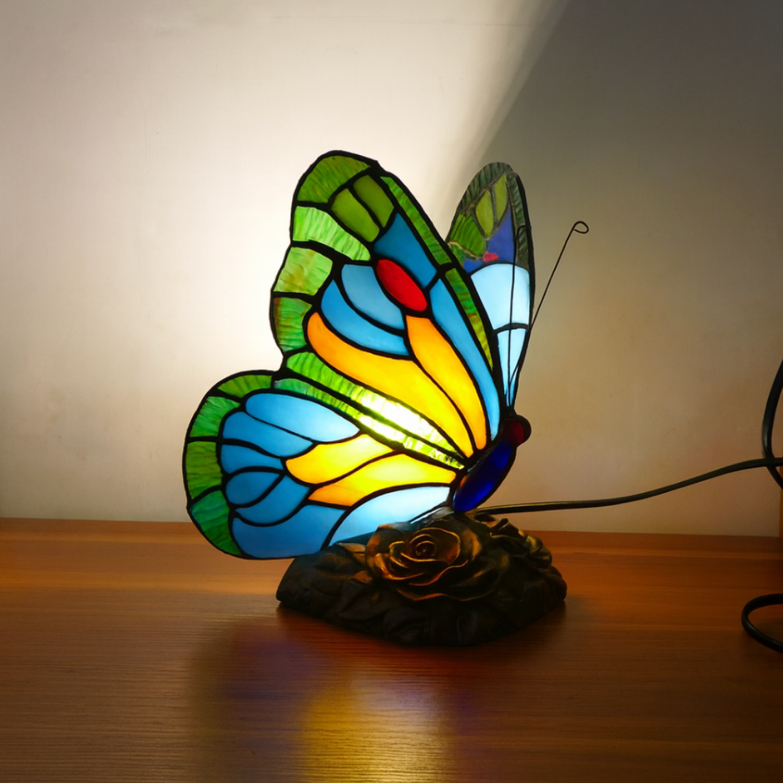 Modrá lampa ve tvaru motýla