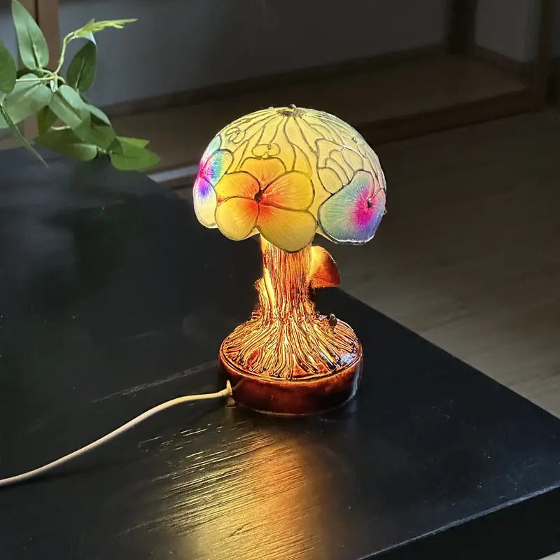 Lampa v bohémském stylu s motivem hub a květin